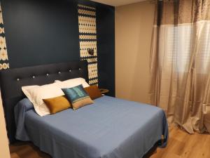 Saint-GermainLe relais saint germain的一间卧室配有一张带蓝色床单和枕头的床。
