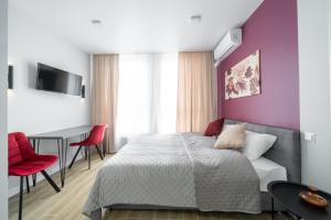 um quarto com uma cama e uma parede roxa em MYFREEDOM Апартаменти метро Нивки em Kiev