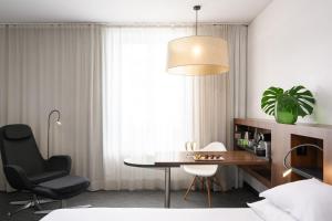 um quarto com uma mesa e cadeiras e uma janela em Inspira Liberdade Boutique Hotel em Lisboa