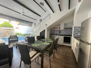 a kitchen and dining room with a table and chairs at Casa de Descanso in Melgar