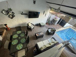 uma vista superior de uma sala de estar com piscina em Casa de Descanso em Melgar