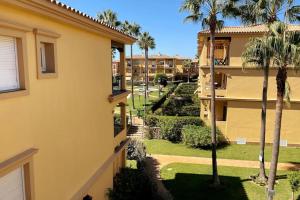 A garden outside Novo Sancti Petri, La Barrosa, 2 Beds Room Apartamento by Chiclana Dreams