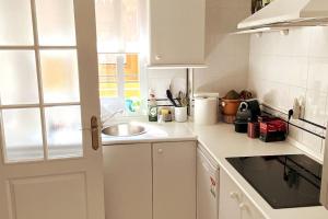 A kitchen or kitchenette at Novo Sancti Petri, La Barrosa, 2 Beds Room Apartamento by Chiclana Dreams