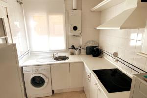 A kitchen or kitchenette at Novo Sancti Petri, La Barrosa, 2 Beds Room Apartamento by Chiclana Dreams