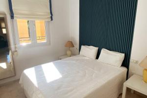 A bed or beds in a room at Novo Sancti Petri, La Barrosa, 2 Beds Room Apartamento by Chiclana Dreams Még 22 kép