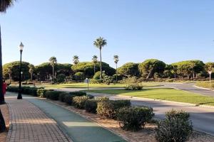 A garden outside Novo Sancti Petri, La Barrosa, 2 Beds Room Apartamento by Chiclana Dreams