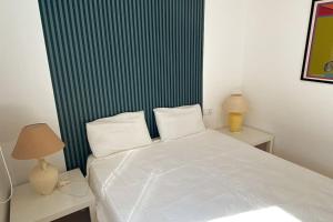 A bed or beds in a room at Novo Sancti Petri, La Barrosa, 2 Beds Room Apartamento by Chiclana Dreams