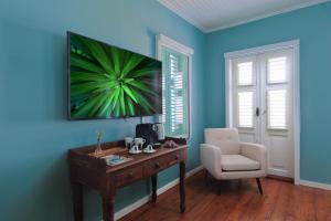 Telewizja i/lub zestaw kina domowego w obiekcie Kura Botanica Hotel