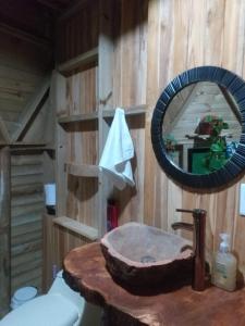 La salle de bains est pourvue d'un lavabo et d'un miroir. dans l'établissement Unique Glamping / Domo Betsaida, à Guatapé