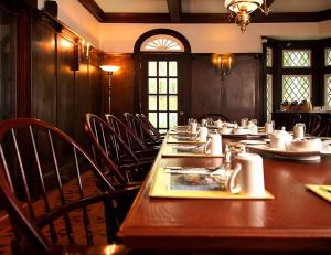 une salle à manger avec une grande table et des chaises en bois dans l'établissement Leaside Manor, à Saint-Jean