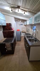 La cuisine est équipée d'un évier et d'un réfrigérateur. dans l'établissement Cabana Păstrăvului, à Izvoarele Sucevei