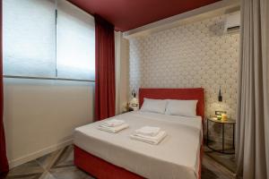 sypialnia z łóżkiem z ręcznikami w obiekcie Athens Exarcheia Vibe 2 w Atenach