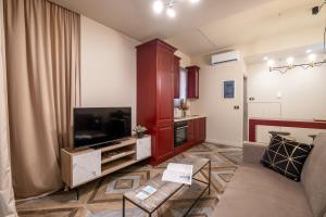 Televízia a/alebo spoločenská miestnosť v ubytovaní Athens Exarcheia Vibe 2