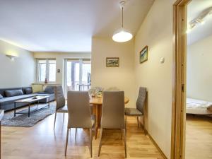 comedor y sala de estar con mesa y sillas en VisitZakopane - Nosal Apartment, en Zakopane