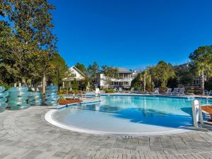 una gran piscina con sillas y árboles en Watercolor Whimsea, en Seagrove Beach