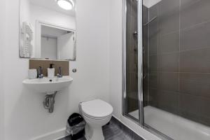 a bathroom with a shower and a toilet and a sink at Spacious 2 Bedroom Apartment in Ealing Broadway in Ealing