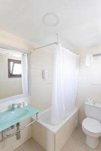 Koupelna v ubytování Hotel Raxa