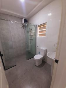 e bagno con doccia, servizi igienici e lavandino. di The Private Apartments: 2-Bedroom & 3-Bedroom a Port Harcourt