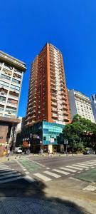 un edificio alto al lado de una calle de la ciudad en Torre Jacarandá de Buenos Aires en Buenos Aires