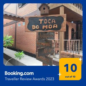 a sign for a taco do morror in front of a building at Toca do Moa in Florianópolis