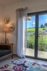 um quarto com uma porta de vidro deslizante e vista em Laje da Bica Agroturismo na Covilhã