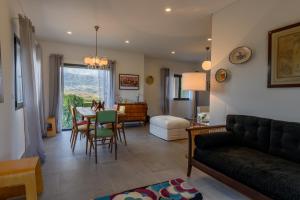 uma sala de estar com um sofá e uma mesa em Laje da Bica Agroturismo na Covilhã
