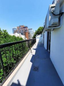 Un balcón o terraza en -8B- LAGOS BOSQUES PALERMO BALCON - Subte - LA PAGA DEBE SER A TRAVÉS DE PAYPAL Y POR ADELANTADO