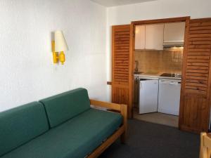 een woonkamer met een bank en een keuken bij Appartement Tignes, 2 pièces, 4 personnes - FR-1-449-160 in Tignes