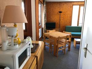 een keuken met een tafel en een eetkamer bij Appartement Tignes, 2 pièces, 4 personnes - FR-1-449-160 in Tignes