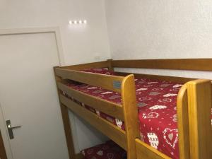 1 Schlafzimmer mit 2 Etagenbetten in einem Zimmer in der Unterkunft Studio Tignes, 1 pièce, 4 personnes - FR-1-449-165 in Tignes