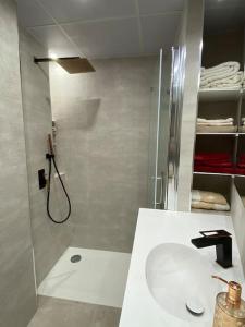 y baño con lavabo y ducha. en Acogedor apartamento con acabados primera calidad, en Zaragoza