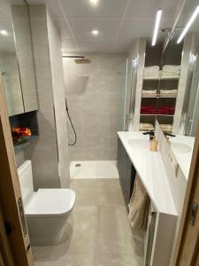 y baño con aseo, 2 lavabos y ducha. en Acogedor apartamento con acabados primera calidad, en Zaragoza
