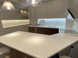 cocina con encimera blanca y fregadero en Acogedor apartamento con acabados primera calidad, en Zaragoza