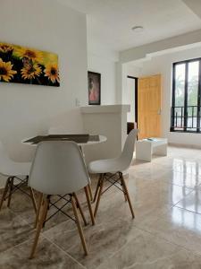 jadalnia ze stołem i 4 krzesłami w obiekcie Espectacular apartamento en Cali zona sur 3B w mieście Cali