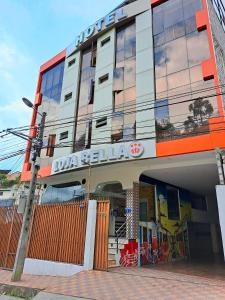 un edificio con un cartel en la parte delantera en Hotel Loja Bella en Loja