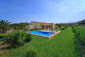 ポルト・ダ・ポリェンサにあるCatalunya Casas Charming villa with pool walking distance to beach!の庭にスイミングプールがある家