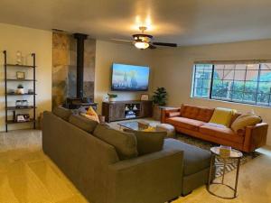 Μια τηλεόραση ή/και κέντρο ψυχαγωγίας στο Cozy Cabin Near Yosemite & Bass lake, Breathtaking Views & Private Hot Tub, BBQ, Nature Getaway