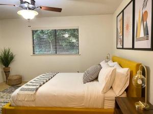 Ένα ή περισσότερα κρεβάτια σε δωμάτιο στο Cozy Cabin Near Yosemite & Bass lake, Breathtaking Views & Private Hot Tub, BBQ, Nature Getaway +39 φωτογραφίες