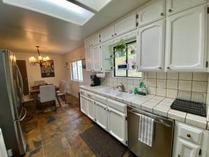 Η κουζίνα ή μικρή κουζίνα στο Cozy Cabin Near Yosemite & Bass lake, Breathtaking Views & Private Hot Tub, BBQ, Nature Getaway