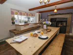 Servant's Quarters في يورك: مطبخ مع طاولة خشبية عليها مشروبات