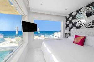 A television and/or entertainment centre at Lani's Suites de Luxe - Adults Only