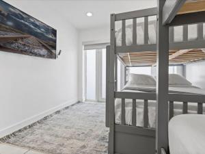 Poschodová posteľ alebo postele v izbe v ubytovaní Modern 4BR2 HEATED POOL GRILL Big backyard