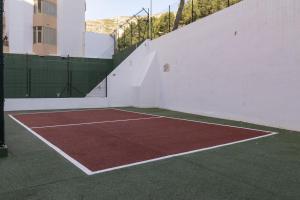 einen Tennisplatz in einem Gebäude mit einem Tennisplatz in der Unterkunft Las Vegas, Esc-1, 4-8 in Cullera