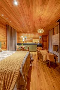 um quarto grande com uma cama e uma sala de jantar em Refúgio de Altitude em Urupema