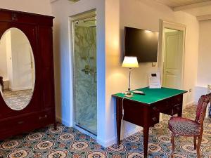 een kamer met een bureau en een spiegel bij Villa Scinata Dimora Storica in Nardò