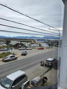 una calle con coches aparcados al lado de una carretera en Calido departamento en Ushuaia 7 en Ushuaia