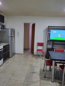 Una televisión o centro de entretenimiento en Calido departamento en Ushuaia 7