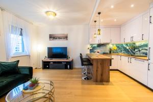 eine Küche und ein Wohnzimmer mit einem Tisch und einem Sofa in der Unterkunft Flexible SelfCheckIns 38 - Zagreb - Garage - Loggia - New - Luxury - in Zagreb