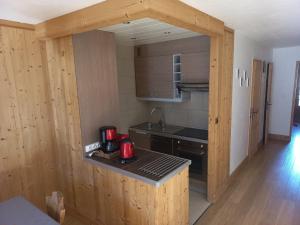 ティーニュにあるAppartement Tignes, 2 pièces, 6 personnes - FR-1-449-30の小さなキッチン(室内カウンタートップ付)