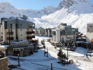 ティーニュにあるAppartement Tignes, 2 pièces, 6 personnes - FR-1-449-30の雪山を背景にした雪に覆われた都市